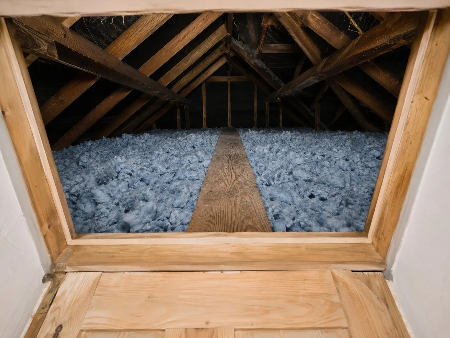 Loose-fill asbestos insulation